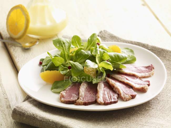 Lambs lettuce with sliced duck breast — Stock Photo