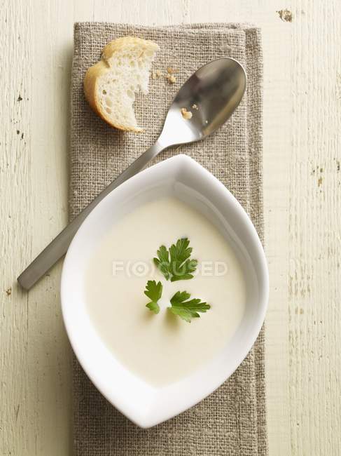 Crema di zuppa di cavolo rapa in ciotola bianca — Foto stock