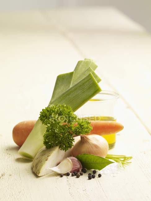 Ingredienti per brodo vegetale su superficie bianca — Foto stock