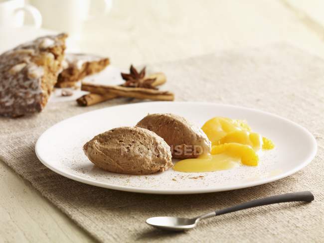 Mousse de pan de jengibre con especias - foto de stock