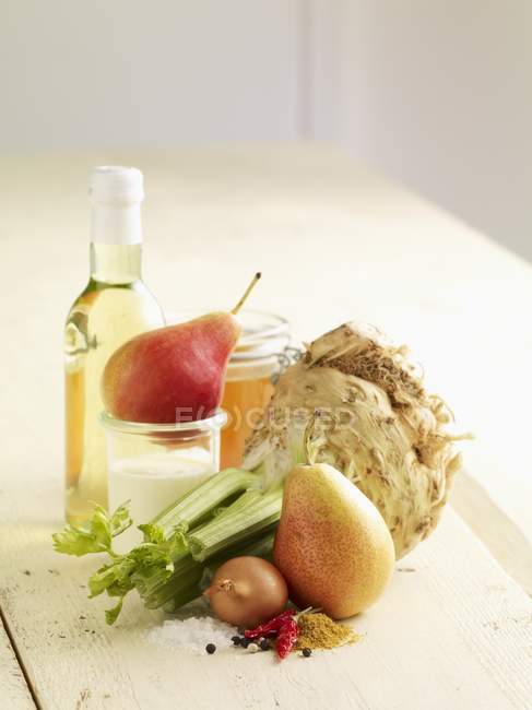 Ingredientes para aipo e sopa de pêra sobre a superfície de madeira clara — Fotografia de Stock
