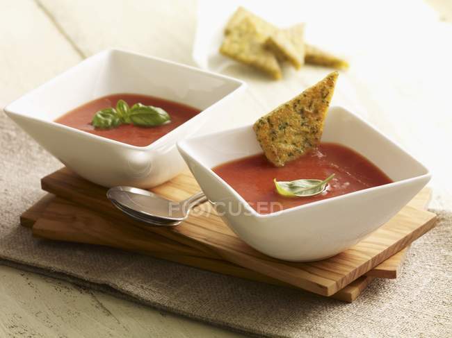Crema de sopa de tomate con hierba - foto de stock