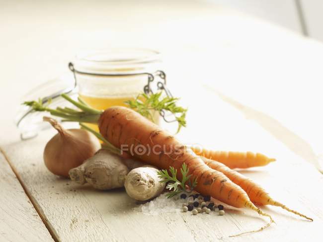 Ingredientes para sopa de cenoura e gengibre sobre a superfície de madeira — Fotografia de Stock