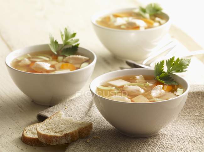 Куриный суп в белых тарелках — стоковое фото