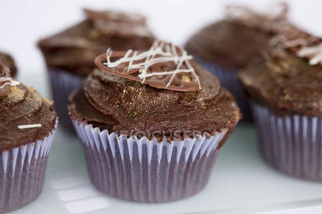 Cupcakes au chocolat en rangée — Photo de stock