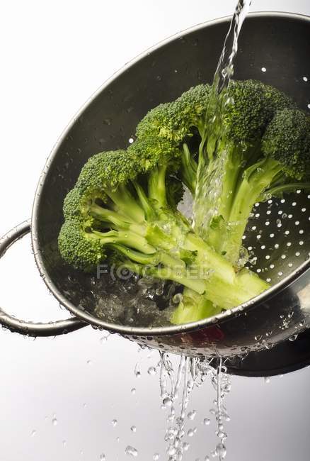 Brokkoli im Sieb gewaschen — Stockfoto