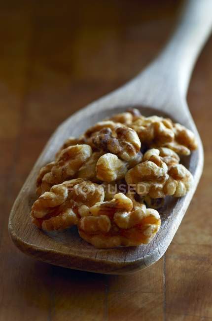 Орехи на деревянной ложке — стоковое фото