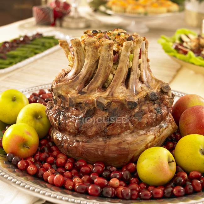 Corona de vacaciones cerdo asado - foto de stock
