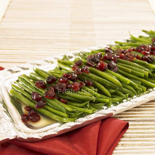 Platter de feijões verdes com cranberries secas — Fotografia de Stock