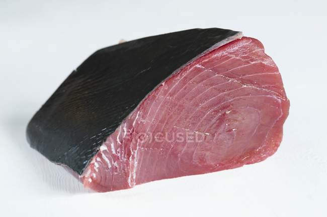 Filete de atún fresco con piel - foto de stock