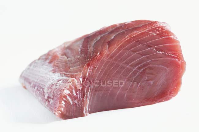 Шкуроване свіже філе тунця — стокове фото