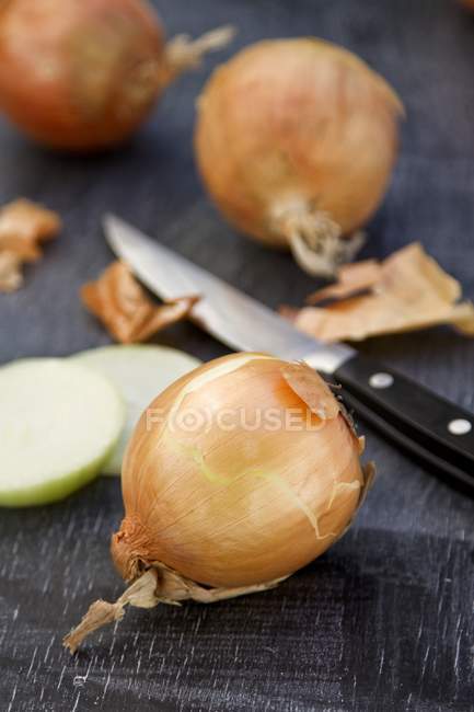 Primer plano de cebollas y un cuchillo - foto de stock