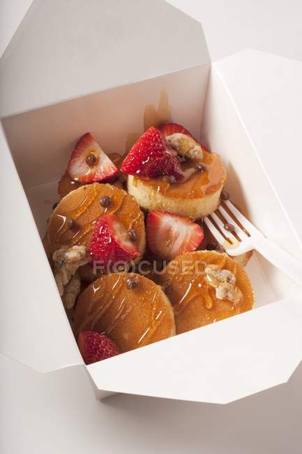 Mini-Pfannkuchen mit Erdbeeren — Stockfoto