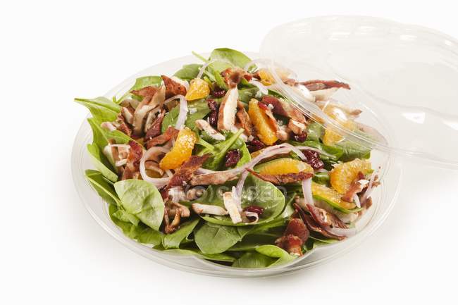 Salada de Espinafre com Segmentos de Frango, Bacon e Laranja na placa branca — Fotografia de Stock