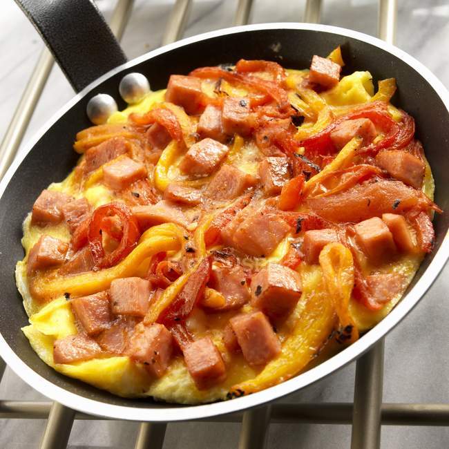 Nahaufnahme von Piperrada baskischen Pfeffer Omelett in einer Pfanne — Stockfoto