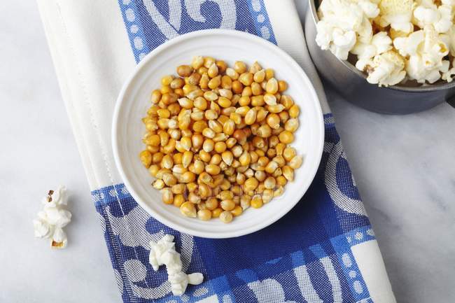 Кукурузные зерна и попкорн — стоковое фото