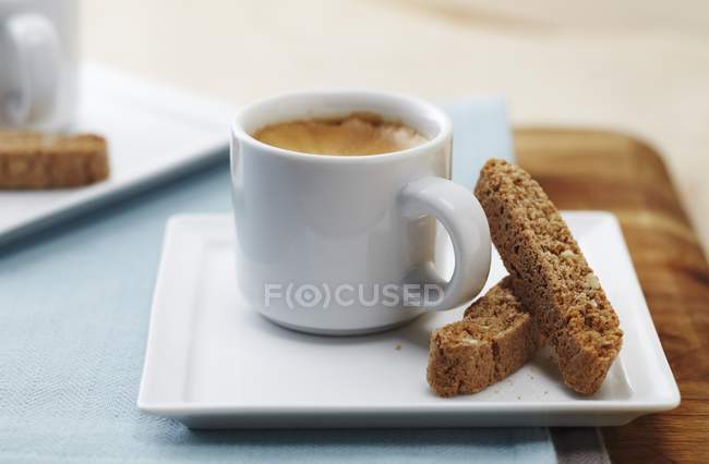 Nahaufnahme von Espresso mit Keksen auf quadratischer Schale — Stockfoto