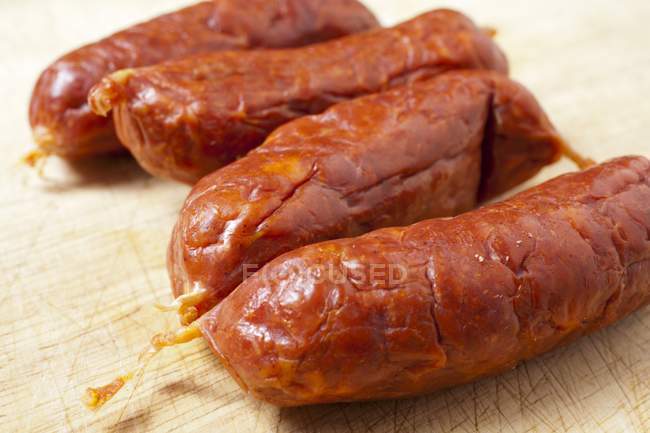 Vista close-up de salsichas Chorizo curadas na superfície de madeira — Fotografia de Stock
