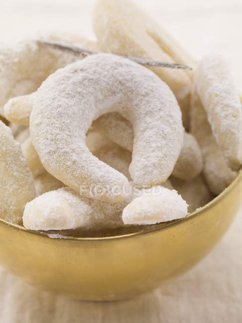 Closeup view of vanilla crescents with icing sugar in bowl — Stock Photo