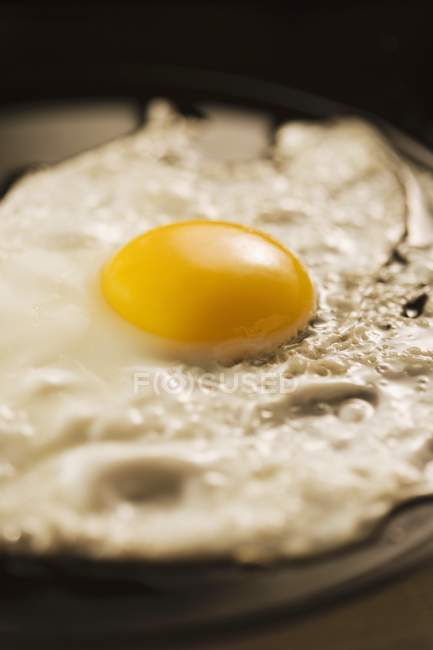 Uovo fritto in padella — Foto stock