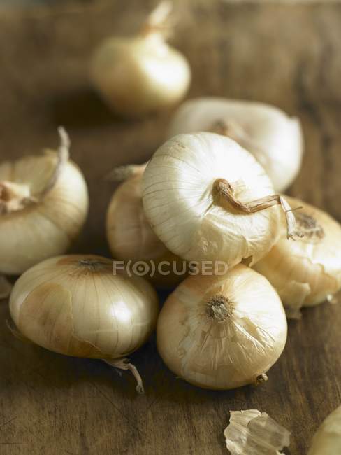 Cebollas blancas enteras - foto de stock