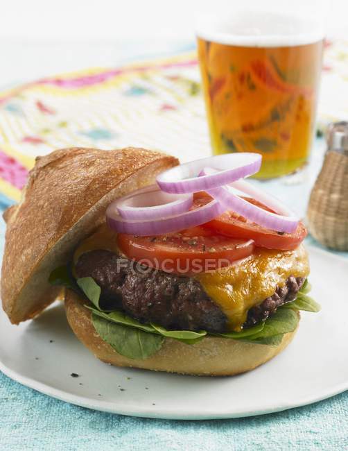 Чеесебургер з салату та цибулею — стокове фото