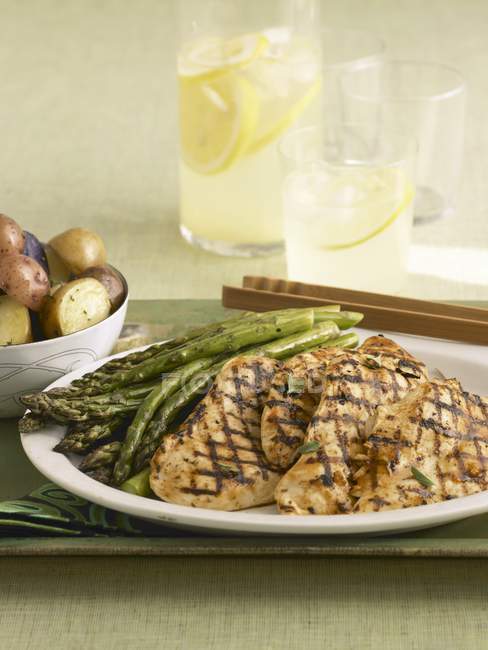 Grilled Chicken Breasts with Asparagus — Stock Photo
