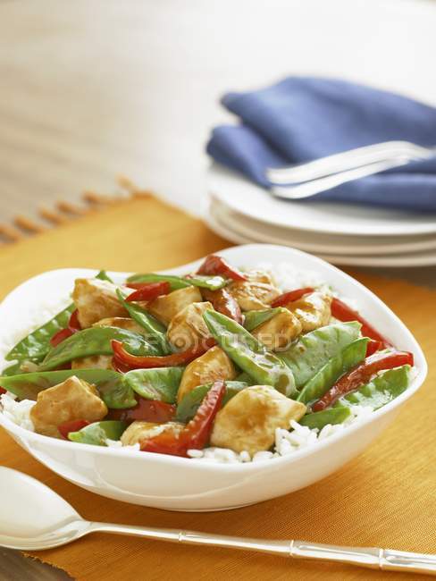 Chicken stir-fry with rice in bowl — Stock Photo
