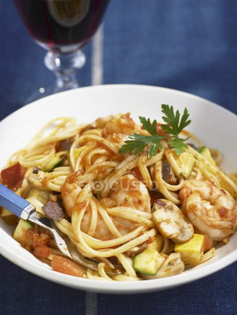 Spaghettis aux crevettes et légumes — Photo de stock