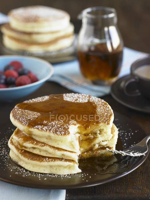 Pancake al latticello con sciroppo e zucchero a velo — Foto stock