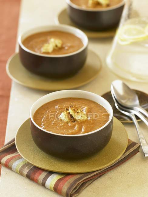 Cuencos de sopa de calabaza cremosa con croutons - foto de stock