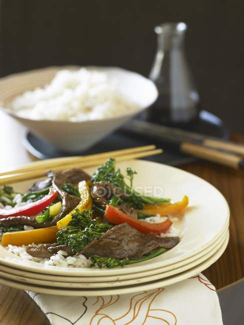 Carne de bovino e brócolis salteados em arroz — Fotografia de Stock