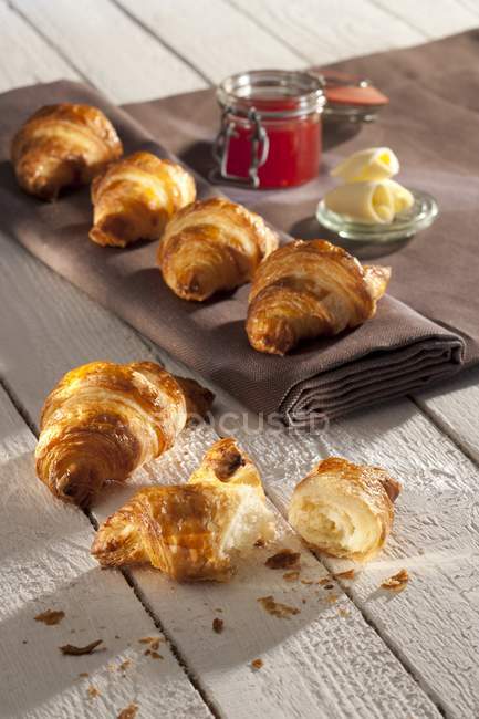 Croissants com geléia de morango — Fotografia de Stock