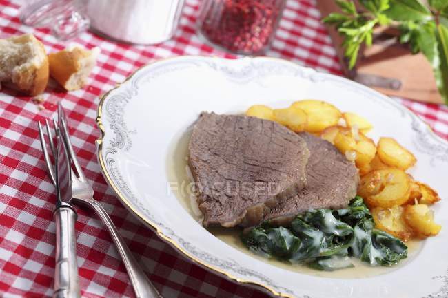 Boiled beef fillet with fried potatoes — Stock Photo