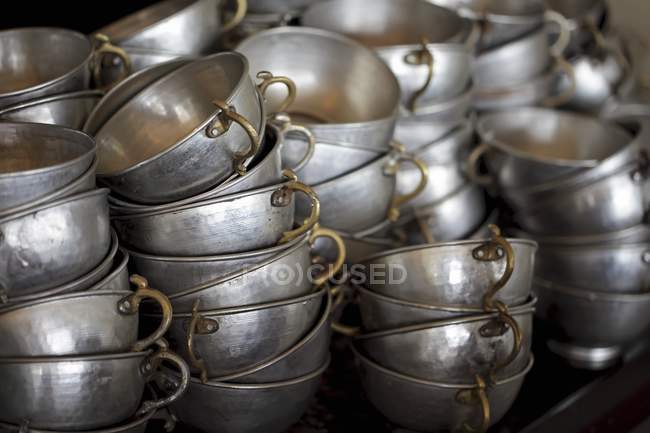 Vista de primer plano de tazas de metal apiladas - foto de stock