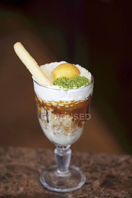Vanilla and caramel ice cream with pistachios — Stock Photo