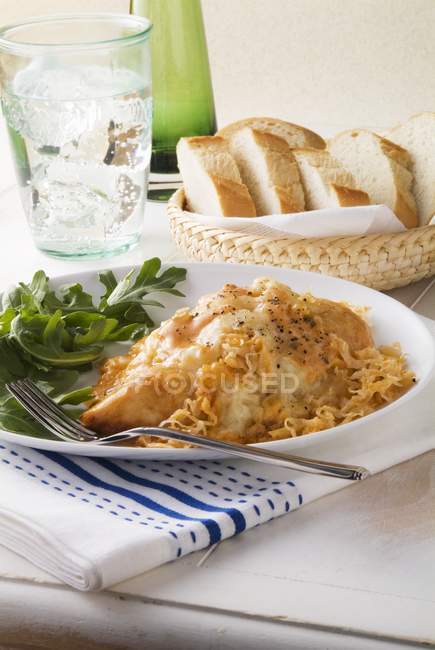 Baked Chicken with Arugula — Stock Photo