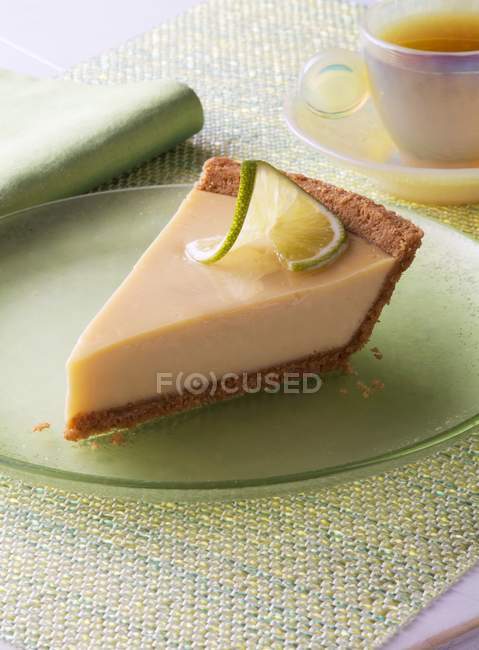 Tranche de tarte au citron vert clé — Photo de stock