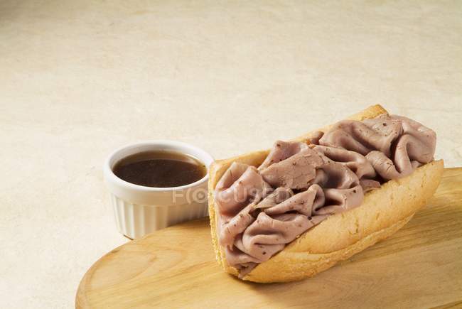Close up de Francês Dip assado sanduíche de carne com suco de mergulho — Fotografia de Stock