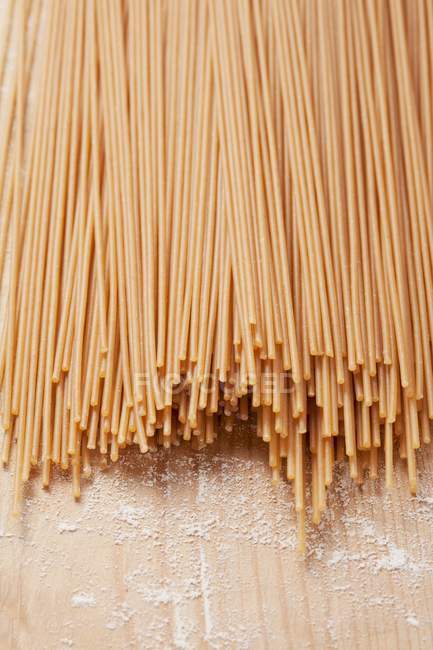 Сушеные спагетти из цельной муки — стоковое фото