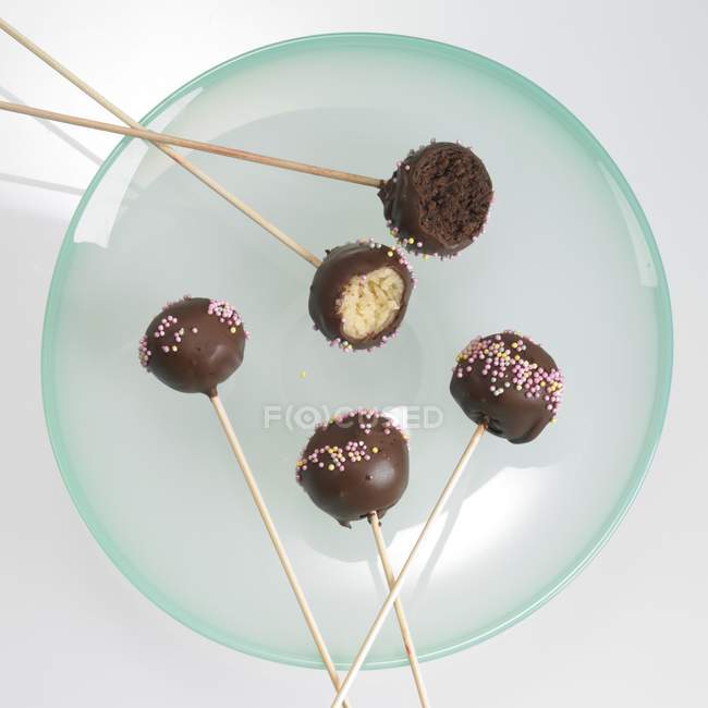 Cake pops with chocolate icing — Stock Photo
