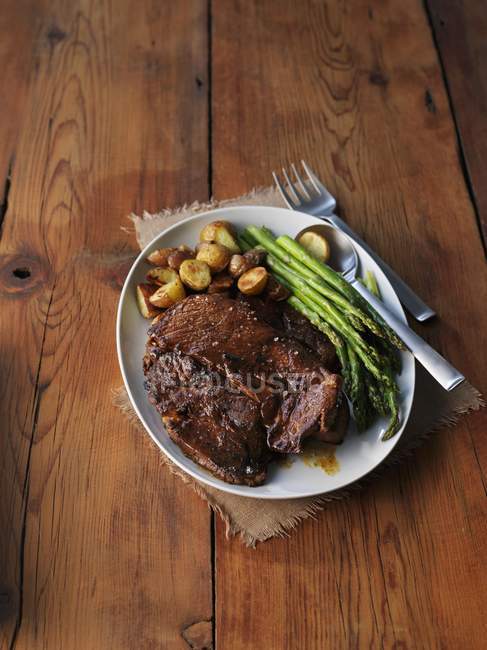 Veal chop with asparagus — Stock Photo