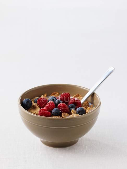 Cornflakes with raspberries and blueberries — Stock Photo