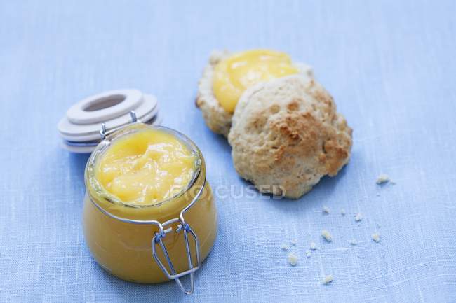 Coalhada de limão e scone cortado pela metade — Fotografia de Stock
