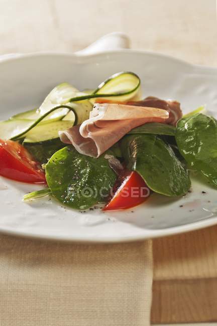 Spinach salad with tomatoes — Stock Photo