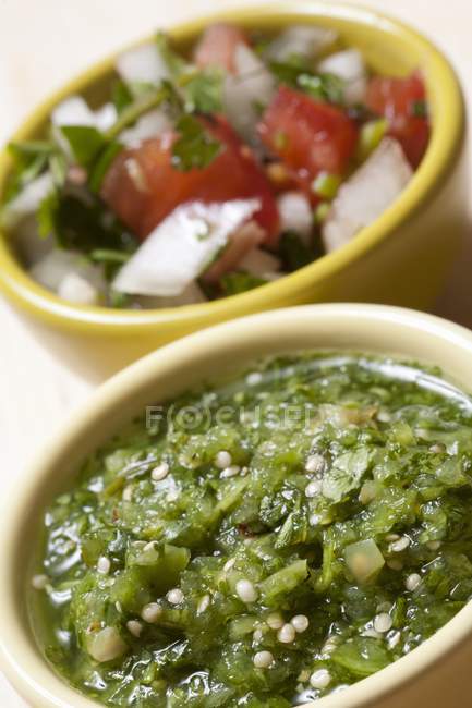 Closeup view of two types of Mexican salsas — Stock Photo