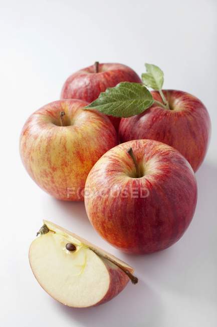 Manzanas rojas frescas con rebanada - foto de stock