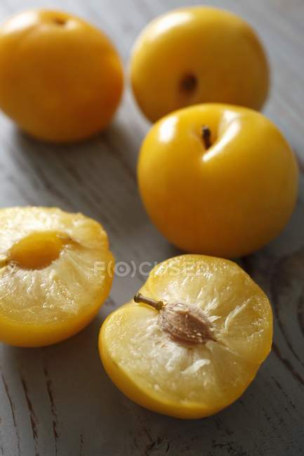 Prugne gialle con metà — Foto stock