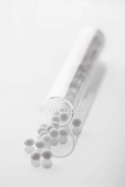 Вид крупным планом на трубу из белых шаров — стоковое фото