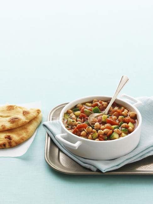 Chickpea curry with  bread — Stock Photo
